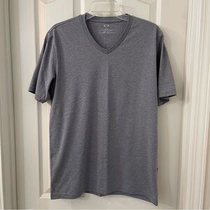Oakley V-Neck Tshirt - Gray.  Mens: Medium.